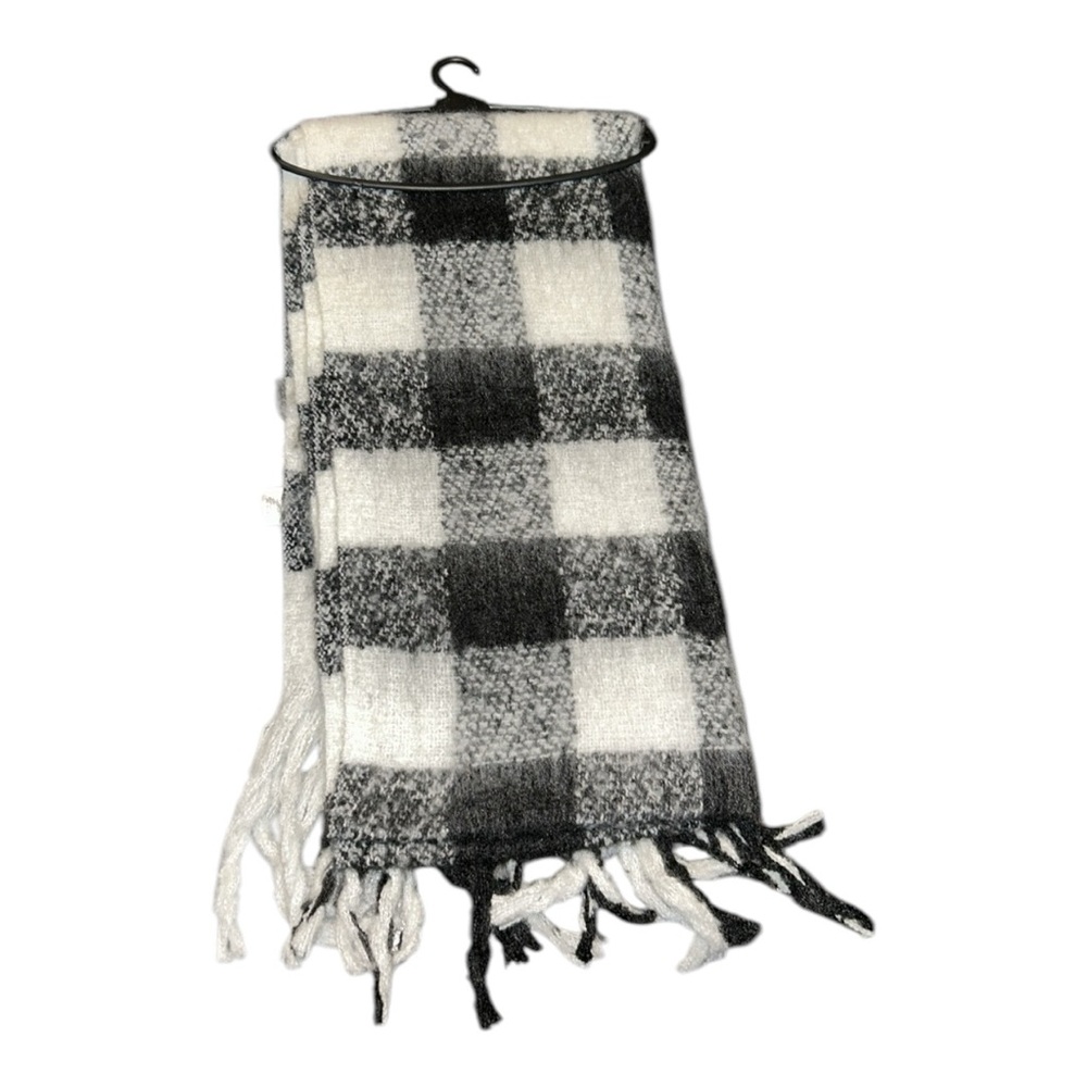 NWT, Fuzzy Buffalo Plaid Rectangular scarf, 100% Polyester,W:21”,L:75”